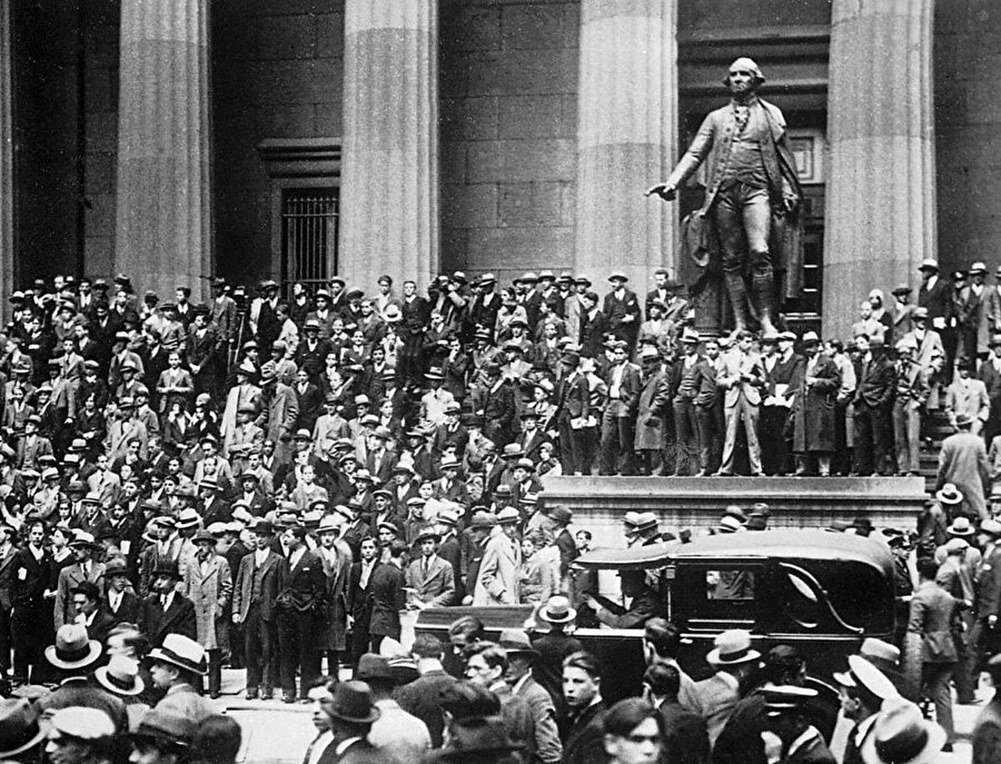 1929 - Wall Street'in Çöküşü

                                    
                                    
                                    
                                    
                                    
                                    1929 Wall Street İflası, diğer adıyla, "Büyük İflas" ve"1929'un Borsa Çöküşü" olarak bilinir. 

Etkilerinin uzunluğu ve kapsamı göz önüne alındığından ABD tarihinin en yıkıcı borsa çöküşüdür. Çöküş, tüm sanayileşmiş batı ülkelerine etki ederek 12 yıllık "Büyük Depresyon"döneminin başlangıcını sinyal verdi. Ve bu, Birleşik Devletler'de Amerikan 2. Dünya Savaşı seferberliğinin başlangıcı olan 1941'in sonuna kadar sürdü.

Çoğu akademisyen 1929 Wall Street iflasını boom and bust'ın (ani artış ve çöküş) yeni teorilerinin bir parçasının tarihi gelişimi olarak gördü.

                                
                                
                                
                                
                                
                                