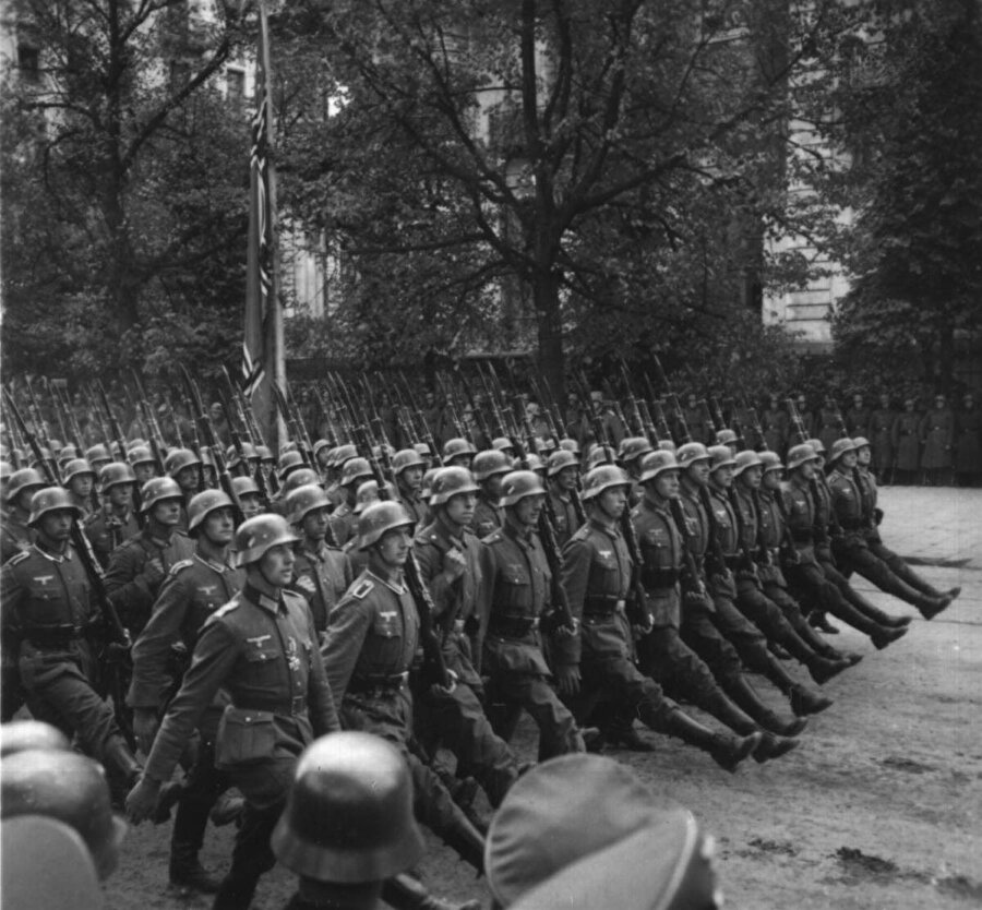 1939 - Nazilerin Polonya'yı İşgali

                                    
                                    
                                    
                                    
                                    Polonya Seferi ya da Polonya'nın işgali, Polonya topraklarının Almanya, Sovyetler Birliği ve Slovakya tarafından işgal edilmesidir. İşgal harekatı Alman-Sovyet Saldırmazlık Paktı'nın (Molotov-Ribbentrop Paktı) imzalanmasından bir hafta sonra, 1 Eylül 1939'da başlamış ve 6 Ekim 1939'da Almanya ve Sovyetler Birliğinin Polonya'nın tamamını işgal etmeleriyle son bulmuştur. 

Alman saldırısı, savaş ilanı olmadan yapılmıştı. Bu saldırı bu yüzden uluslararası hukuka aykırı bir saldırı savaşıdır. Polonya'nın işgaliyle II. Dünya Savaşı remen başlamış oldu.
                                
                                
                                
                                
                                