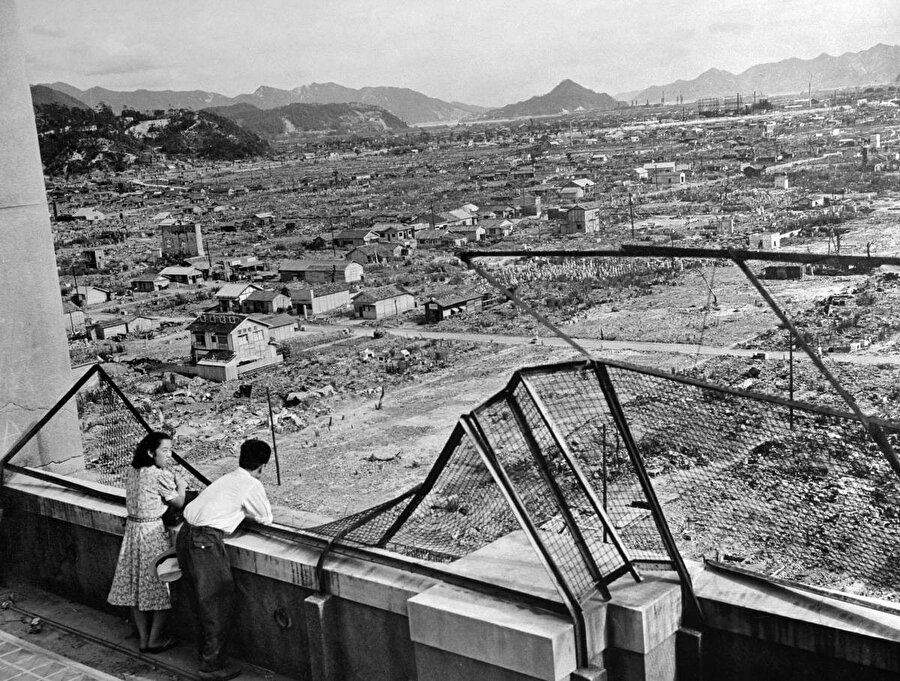 1945 - Atom Bombaları

                                    
                                    
                                    
                                    
                                    6 Ağustos 1945 sabahı ilk atom bombası "Enola Gay" isimli bir bombardıman uçağı ile Hiroşima'ya atıldı. 3 gün sonra 9 Ağustos 1945 'te Nagasaki'ye atıldı.
                                
                                
                                Bu bombalamalar dünyada ilk kez 'Atom Bombası' kullanılan savaş olarak tarihteki yerini aldı.
                                
                                