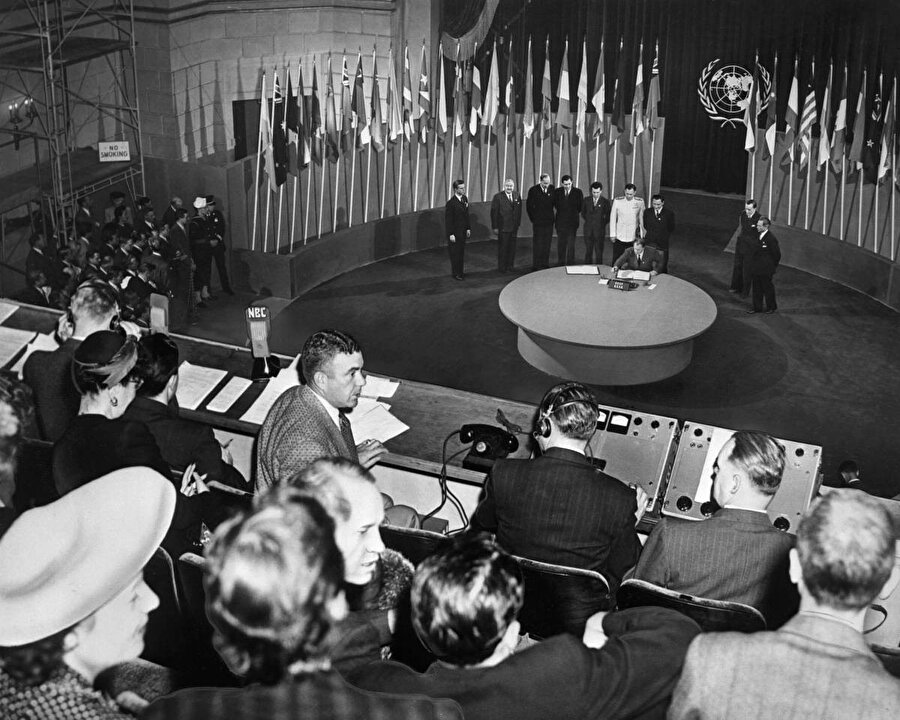 1945 - Birleşmiş Milletler (BM)'in Kurulması

                                    
                                    
                                    
                                    
                                    
                                    Birleşmiş Milletler (BM), 24 Ekim 1945'te kurulmuş dünya barışını, güvenliğini korumak ve uluslar arasında ekonomik, toplumsal ve kültürel bir iş birliği oluşturmak için kurulan uluslararası bir örgüttür. 

 Birleşmiş Milletler kendini "adalet ve güvenliği, ekonomik kalkınma ve sosyal eşitliği uluslararasında tüm ülkelere sağlamayı amaç edinmiş küresel bir kuruluş" olarak tanımlamaktadır. Uluslararası ilişkilerde, kuvvet kullanılmasını ilk olarak evrensel düzeyde yasaklayan ilk antlaşma Birleşmiş Milletler Antlaşması'dır.

                                
                                
                                
                                
                                
                                