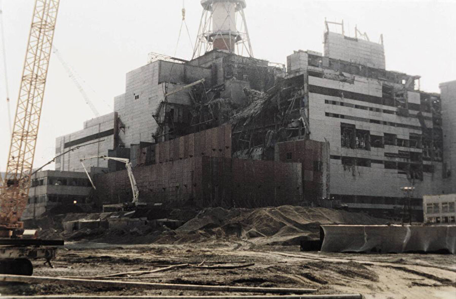 1986 - Çernobil Faciası

                                    
                                    
                                    
                                    
                                    
                                    Çernobil reaktör kazası, bir deney sırasında meydana gelen 20. yüzyılın ilk büyük nükleer kazasıdır. Ukrayna'nın Kiev iline bağlı Çernobil kentindeki Nükleer Güç Reaktörünün 4. ünitesinde 26 Nisan 1986 günü erken saatlerde meydana gelen nükleer kaza sonrasında atmosfere büyük miktarda fisyon ürünleri salındığı 30 Nisan 1986 günü tüm dünya tarafından öğrenildi.

 Bağımsız kaynaklar yüzlerce yıl boyunca Pripyat ve komşu bölgelerde yerleşimin güvenli olmadığını söylemektedirler. Ayrıca bölgeye giriş çıkışlar hala polis kontrolünde olup bazı bölgelere giriş yapılamamaktadır.

                                
                                
                                
                                
                                
                                
