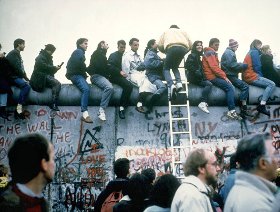 1989 - Berlin Duvarı'nın Yıkılması

                                    
                                    
                                    
                                    
                                    
                                    Berlin Duvarı, Doğu Almanya vatandaşlarının Batı Almanya'ya kaçmalarını önlemek için Doğu Alman meclisinin kararı ile 13 Ağustos 1961 yılında Berlin'de yapımına başlanan 46 km uzunluğundaki duvar.

Batı'da yıllarca "Utanç duvarı" olarak da anılan ve Batı Berlin'i abluka altına alan bu betondan sınır, 9 Kasım 1989'da Doğu Almanya'nın, isteyen vatandaşların Batı'ya gidebileceğini açıklamasının ardından tüm tesisleriyle birlikte yıkıldı.

                                
                                
                                
                                
                                
                                