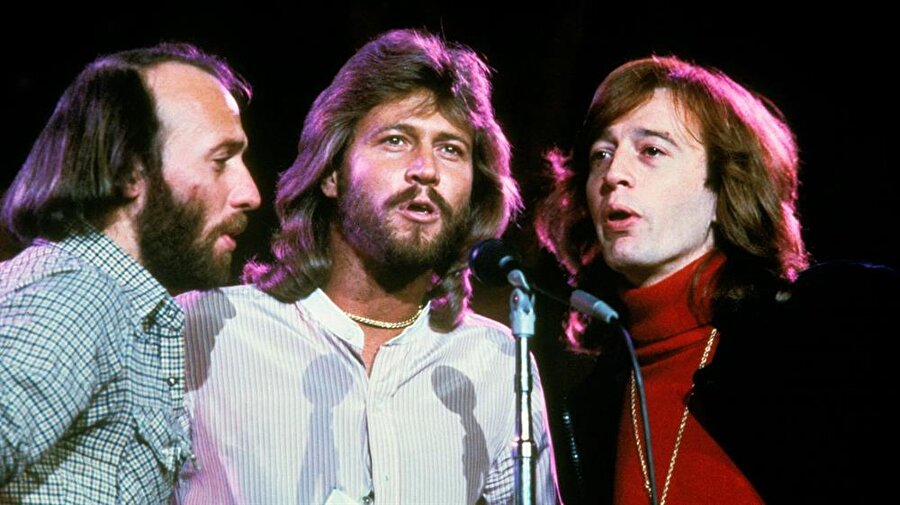 
                                    
                                    
                                    
                                    
                                    
                                    Bee Gees en güzel albümleri olan "Odessa"dan hangi şarkının 45'lik olarak piyasaya sunulması konusunda bir tartışmaya girdi. Grup bu anlaşmazlık dolayısıyla 18 ay sürecek bir ayrılığa düştü. Sonunda birbirleri olmadan yapamayacaklarını anlayan kardeşler yeniden bir araya geldi.
                                
                                
                                
                                
                                
                                