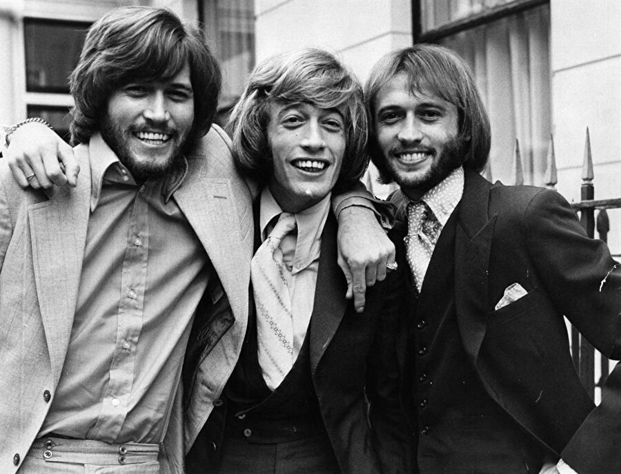 
                                    
                                    
                                    
                                    
                                    
                                    İngiltere'ye ayak basmadan önce Robert Stigwood adlı yapımcıya gönderdikleri demolar yapımcının dikkatini çekti. Ve Stigwood, Bee Gees İngiltere'ye gelir gelmez, 5 senelik bir sözleşme imzalattı.
                                
                                
                                
                                
                                
                                