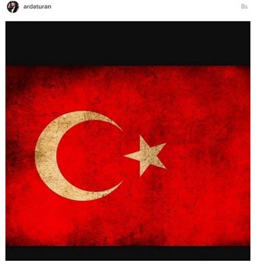 Barcelona'da forma giyen Arda Turan. paylaştığı Türk bayrağı ile Demokrasi mesajı verdi.