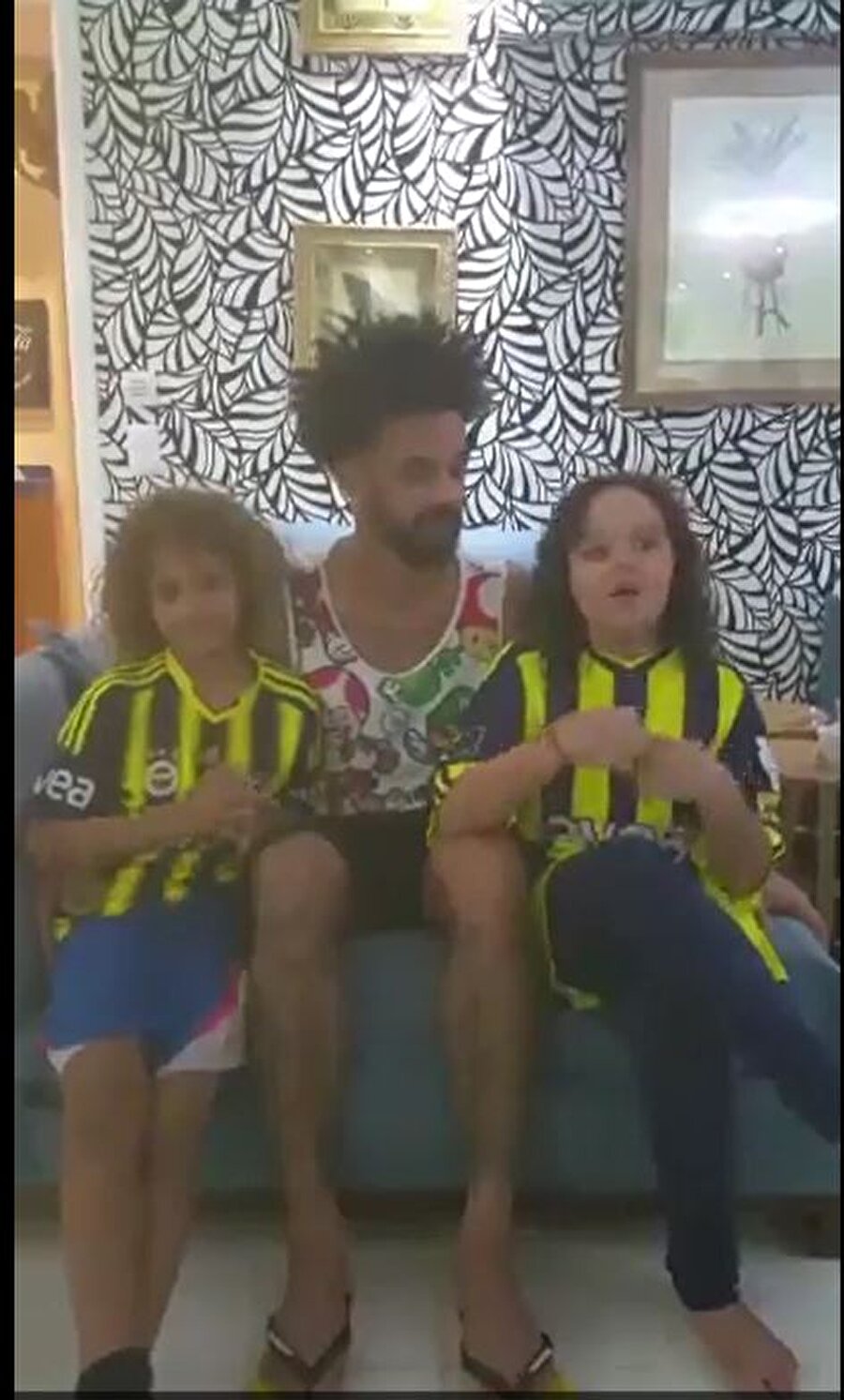 
                                    
                                    Yine bir diğer Fenerbahçeli eski futbolcu Cristian Baroni, ülkesi Brezilya'da kamera karşısına geçti. Sambacı, çocuklarıyla birlikte çektiği videoda Türkiye'ye mesaj gönderdi.
                                
                                