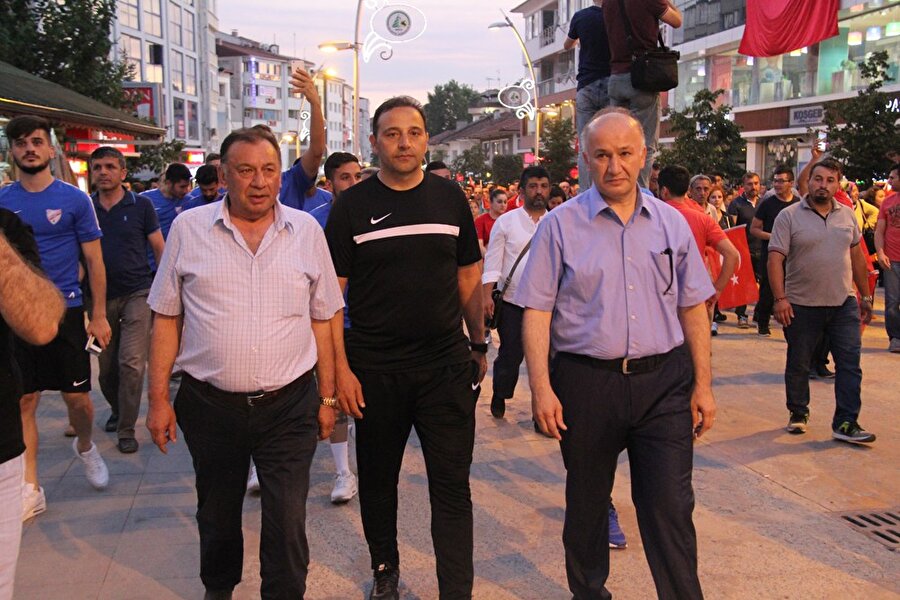 Yönetim katıldı
Boluspor, şehirde düzenlenen milli iradeye saygı yürüyüşüne tam kadro katıldı. Futbolcuların yanı sıra yürüyüşe başkan Necip Çarıkçı, çok sayıda yönetici ve teknik direktör Fuat Çapa katıldı.