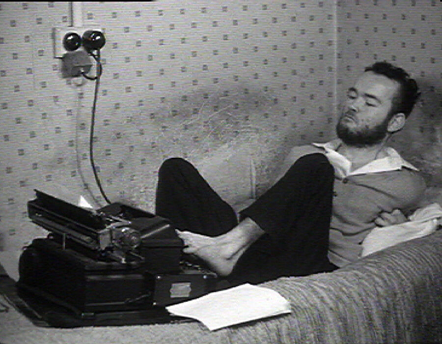 Christy Brown (1932 - 1981)
Sol Ayağım kitabıyla tanılan ve inanılmaz acıklı derecede hayat hikâyesine sahip olan İrlandalı yazar dünyaya gelirken beyin felci geçirdi. Bunun sonucunda sadece sol ayağını kullanabiliyordu. İyi bir yazar olmasının yanında kullanabildiği sol ayağı ile resimler de çizmekteydi.
