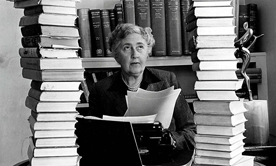 Agatha Christie (1890 - 1976)
Polisiye romanlarının en bilindik yazarı olan Agatha Christie'nin Histerik Füg hastalığı vardı. Bu hastalık onun kendini dış dünyaya kapatmasına yol açıyor, gerçek dünyadan koparıyordu. Bu hastalık sayesinde yazdıklarıyla dünyaca büyük bir üne kavuştu. Ayrıca Christie sara hastasıydı.