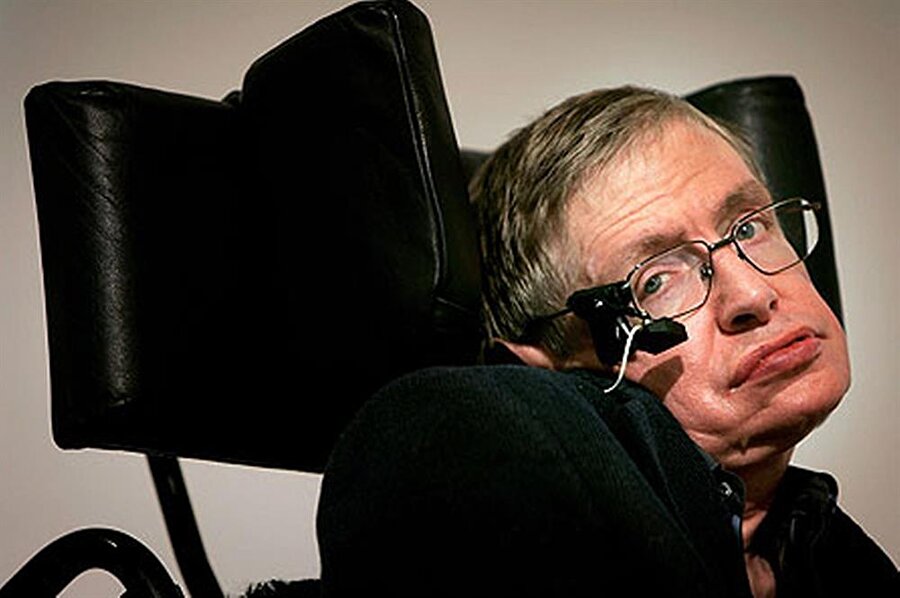 Stephen Hawking (1942 - ...)
Günümüz tarihinin en büyük dâhilerinden satılan Hawking henüz 21 yaşındayken tedavisi olmayan ALS hastalığına yakalandı. Motor nöronların yüzde sekseni öldü ve felç kaldı.