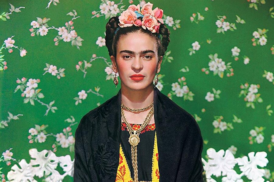 Frida Kahlo (1907 - 1954)
Bilinen en ünlü kadın ressamlardan Kahlo küçük yaşında çocuk felci geçirdi. Uzun süre yatağa bağlı yaşadı. Bunun sonucunda Kahlo'nun bir bacağı diğerinden kısaydı. Omurgasında sorunlar vardı ve yaşamının sonuna doğru sağ bacağı kesildi.
