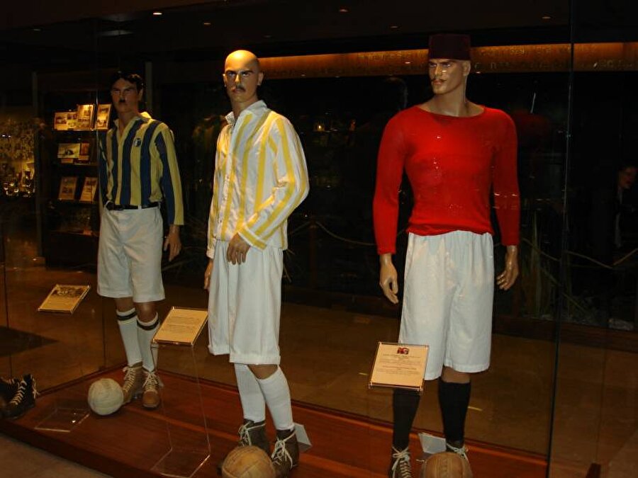 Renk farklıydı
Kulübün ilk rengi sarı-beyaz ve logosu da bir fenerdir. 1909 yılının son aylarında ise kulübün rengi sarı-lacivert olarak değiştirildi.