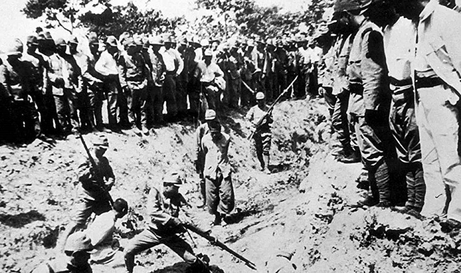 Nanking Katliamı (1937)
1937'de Çin Cumhuriyeti'nin dönemin başkenti Nanking'in Japon İmparatorluk Kara Kuvvetleri tarafından ele geçirilmesi sırasında ve ardında yaşanılan katliam ve tecavüz olaylarıdır. Altı hafta süren olaylar yaklaşık 300.000 kadar sivil ve silahsız askerin ölümü ve 20.000-80.000 kadar kadının tecavüze uğramasıyla sonuçlanmıştır.

 Uluslararası Uzakdoğu Savaş Mahkemesine göre ölü sayısı 200.000 civarıdır; Çin'in resmi kayıtlarında ise bu sayı 300.000 olarak verilmektedir.
