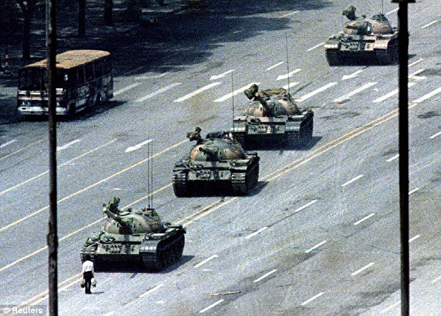 Tiananmen Katliamı (1989)
1989 Tiananmen Meydanı Olayları olarak da bilinir. Çin Halk Cumhuriyeti'nde 15 Nisan ve 4 Haziran arasında öğrencilerin, aydınların ve işçilerin önderliğinde gerçekleşen gösterileri ve ardından yaşananlara verilen isimdir. Çin'in birçok yerinde ayaklanma olmasına karşın ana merkezi Pekin'de Tiananmen Meydanı'dır. 

 Protestolar sırasında çok sayıda kişi hayatını kaybetti. Çin Halk Cumhuriyeti kaynaklarına göre 200-300 kişi hayatını kaybetti. Ancak Çinli öğrenci örgütleri ve Çin Kızılhaç'ına göre 2000-3000 kişi hayatını kaybetti.

 Katliamı simgeleyen görüntü ise elinde poşetle tankın önünde duran Çinli oldu ve tüm dünya katliamı bu görüntü ile bildi. 
