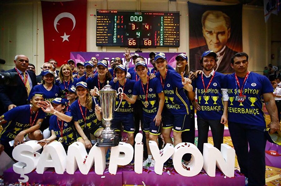 Kadınlar da zirvede

                                    
                                    
                                    
                                    Türkiye Kadın Basketbol Ligi şampiyonlukları; 1998-1999, 2001-2002, 2003-2004, 2005-2006, 2006-2007, 2007-2008, 2008-2009, 2009-2010, 2010-2011, 2011-2012, 2012-2013, 2015-2016.
                                
                                
                                
                                