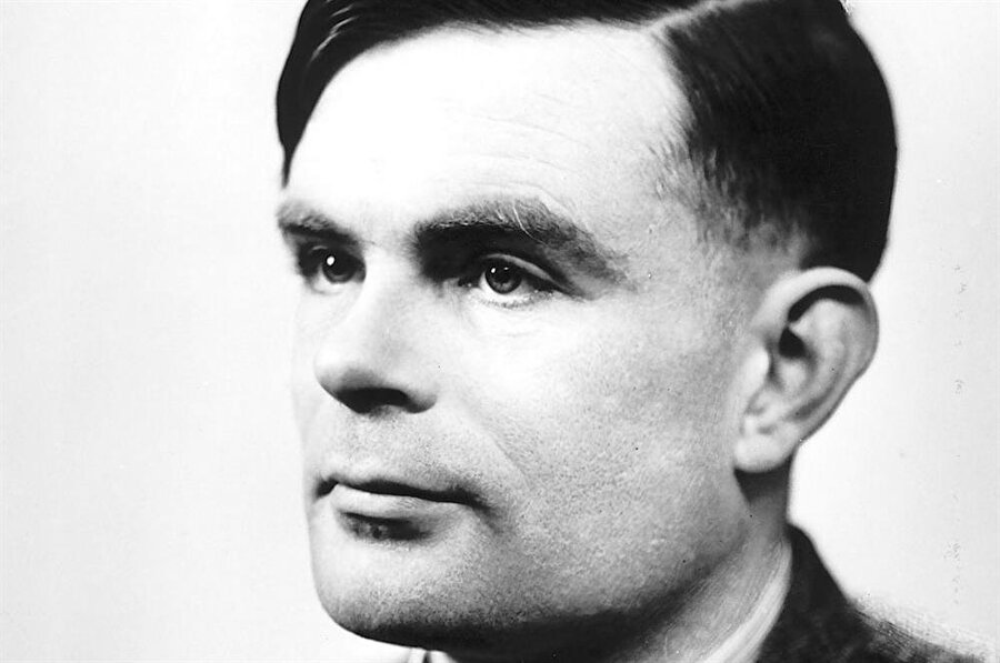 Avrupa’da Alan Turing
50'li yıllar İngiltere'de eşcinsellik tedavi edilmesi gereken bir hastalık olarak görüldüğünden, bunun için hapis yatmak dahi gerekebiliyordu. Ünlü İngiliz bilgisayar bilimcisi eşcinsel Alan Turing'e tedavi ve ya hapis, iki seçenek verilmiştir.