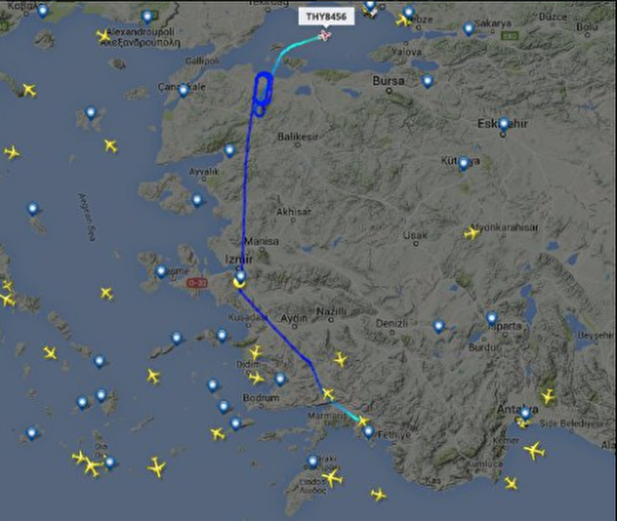 15 Temmuz gecesi Stratfor paylaşımları
- 15 Temmuz'daki darbe girişimi esnasında Cumhurbaşkanı Recep Tayyip Erdoğan'ın uçağının lokasyonuyla ilgili 3 kez paylaşımda bulundu.İlk paylaşımında Erdoğan'ın uçağını Marmara Denizi üzerinde olduğunu gösterdi. İkinci tweetinde uçağın İstanbul'a yaklaştığını iniş yapacağını bildiren bir paylaşımda bulundu.
Stratfor, son tweetinde ise uçağın İstanbul'a indiğini Atatürk Hava Limanı'nın konumunu da göstererek kamuoyuna aktardı.
-FETÖ'nün 15 Temmuz'daki darbe girişiminin kritik dakikalarında Cumhurbaşkanı Recep Tayyip Erdoğan'ı hedef alan paylaşımları ve darbeciler lehine yönlendirmelerle dikkati çekti.
-FETÖ'nün darbe girişimi gecesi paylaşımları olağanüstü artmış, normalinin birkaç katına çıktı.
-Erdoğan'ın "Almanya'dan sığınma istediği" şeklindeki Amerikan MSNBC kanalının yalan haberini de Twitter hesabından paylaştı.
-Erdoğan'ın 2000'li yıllar boyunca "ordunun gücünü azaltmak için çalıştığı" iddiasında bulunan profilde, Cumhurbaşkanı'nın orduya karşı geçmişten gelen kişisel husumetle hareket ettiği iddialarında bulunularak, takipçilere darbeyle ilgili "olağan bir sebep-sonuç ilişkisi" mesajı vererek, darbe girişimini makul göstermeye çalıştı.
-Kuruluş, uluslararası kamuoyunu yönlendiren açıklamalarına tepkilerin gelmesinin ardından söz konusu paylaşımını sildi