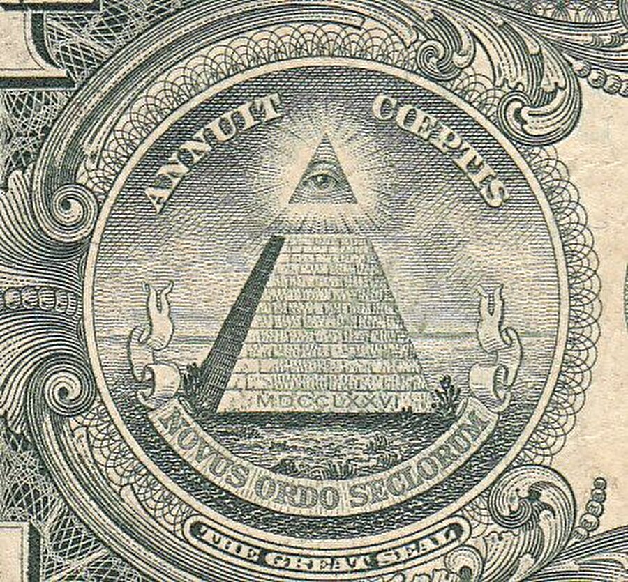Piramitin Gözü
Piramitin tepesinde üçgen şeklinde bir göz yer alıyor bu gözün simgesel anlamı ise “Her şeyi gören göz” olarak tüm tarihçilerce biliniyor. 

