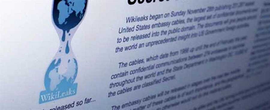 Stratforun gelecek 10 yılda Türkiye ve dünya tahmini
Türkiye bölgesel güç olacak
Stratfor, durum şimdilik farklı şekilde ilerlemesine rağmen Suriye ve Irak'ın istikrara kavuşmasını isteme konusunda ağır basan bir ülkenin olduğunu, bunun da konumu itibarıyla Türkiye olduğunu belirtiyor. Stratfor, Türkiye'nin bu anlamda sınırlı da olsa bölgesel bazı başarılar sağladığını da belirtiyor.
Stratfor Türkiye'nin sınırındaki bu kaos durumuna daha fazla dayanamayacağını ve bölgeye istikrar getirmek için farklı ittifaklara başvuracağını ifade ediyor. Raporda Türkiye ve İran arasındaki rekabetin de giderek artacağı ancak Türkiye'nin hem İran'la hem de Suudi Arabistan'la işbirliğine açık olacağı belirtiliyor. Rapora göre, Türkiye bunun merkezi olacak.
Bu veriler ışığında Stratfor, önümüzdeki 10 yılında sonunda Türkiye'nin büyük bir bölgesel güç olarak ortaya çıkmasını bekliyor.
Avrupa Birliği bozulacak
Avrupa Birliği bir kriz içerisine girdi ve bu kriz yoğunlaşarak devam ediyor. Bu kriz sonucunda AB bir daha birlik zamanlarına geri dönemeyecek ve bir şekilde birliği muhafaza etse bile kısıtlı ve bölünmüş bir alanda çalışmaya devam edecek. Almanya önümüzdeki 10 yıl boyunca büyük ekonomik geri dönüşler yaşayacak bunun bir sonucu olarak da Polonya bölgesel bir güç olarak ortaya çıkacak."
Rusya dağılacak
Stratfor raporuna göre, Rusya'nın mevcut devlet yapısı ile ayakta kalması zor görünüyor. Diğer taraftan Rusya'nın enerji transfer güzergahlarını kendi başına yürütme konusunda başarısız olması, Rusya'yı fiyat dalgalanmalarına karşı hassas duruma getiriyor.
Çin Komünist bir diktatörlük olacak
Çin'in ekonomisindeki hızlı büyüme-düşük ücret dönemini durdurmaya başladığı, büyümenin yavaşlamasıyla birlikte birtakım sorunların meydana geleceği ifade ediliyor. Çin'in gelecek 10 yıl boyunca karşı karşıya kalacağı sorunun başında siyasi ve sosyal değişimin doğurduğu sorunlar olacağı kaydediliyor.
Stratfor'a göre, Pekin'in artan diktatöryal eğilimleri ve yolsuzluk karşıtı kampanya Çin'in geneline yayılıyor. Raporda bu gidişle Çin'in daha mütevazi ekonomik beklentileri olan diktatoryal bir devlet haline dönüşeceği tahmin ediliyor.