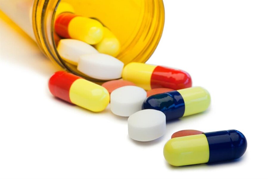 İlaç sektörünü uçuracak

                                    
                                    Yeni ilaçlar keşfetmek çok uzun ve karmaşık bir süreç. Kimyacılar ilaçların sağlığa yararlı mı yoksa zararlı mı olduğunu bulmak için tonlarca farklı kombinasyonu test etmek zorunda kalıyor. Bu süreçlerde milyonlarca dolar harcanabiliyor. 
Kuantum bilgisayarları ise trilyonlarca farklı kombinasyonları anında çözebileceği ve doğru ilacı yüksek ihtimal vererek bulması ilaç sektörünün ve dolayısıyla tıpta büyük bir gelişmeye öncülük edebilecek.
                                
                                