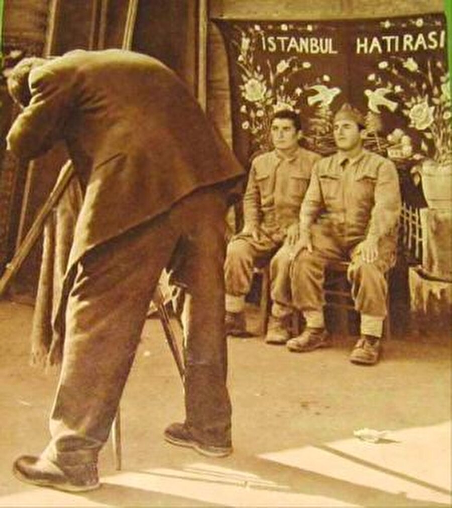 A la minüte fotoğrafçılar
Namıdiğer şipşakçılar, ayak fotoğrafçıları veya dakikalıkçılar... Arka fonda "İstanbul Hatırası" yazılı kara bir perde.
Hele çocuk yaşta iseniz kara perde arkasından bir ses “Dikkat et buraya! Şimdi kuş çıkacak..." Şimdilerde ise şayet rastlarsanız kara perde önünde bir de siz oturun derim.