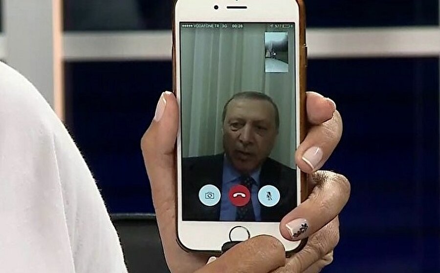 Darbe girişimi Facetime ile durduruldu

                                    
                                    Popüler hayattan siyasete yaşamın her yerinde yanımızda olan akıllı telefon uygulamaları, kimi zaman hayat kurtarıcı oluyor. 15 Temmuz tarihinde Whatsapp uygulaması ile başlayan darbe girişimi, Cumhurbaşkanı Recep Tayip Erdoğan'ın Facetime ile canlı yayına bağlanıp halkı sokağa davet etmesiyle durduruldu.
                                
                                