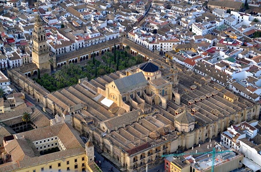 Tarihi bir cami
Kurtuba Camii, İspanya'nın Cordoba şehrinde bulunuyor. Guadalquivir (Vad'il Kebir) ırmağının kenarında bulunan cami, dünyanın en eski camilerinden biridir. 
