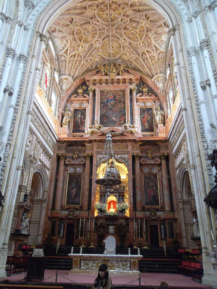 1236'da katedral oldu
Cami, 1236'da katedrale çevrilmiştir. 