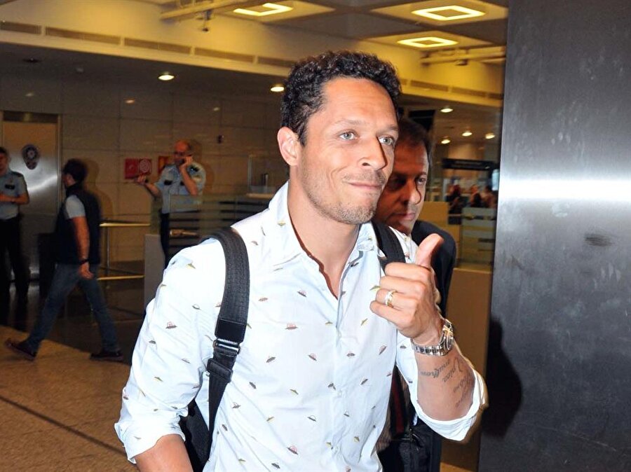 600 bin Euro’ya Türkiye’de
2010'da Barcelona'ya 20 milyon Euro'ya transfer olan Adriano, 29 Temmuz 2016'da ise Beşiktaş'a 600 bin Euro'luk bedelle transfer oldu. Öte yandan Beşiktaş, Adriano ile sözleşmesi devam ettiği yıllarda Şampiyonlar Ligi'ne katılması durumunda Katalan ekibine 1.7 milyon Euro daha bonservis bedeli ödeyecek.