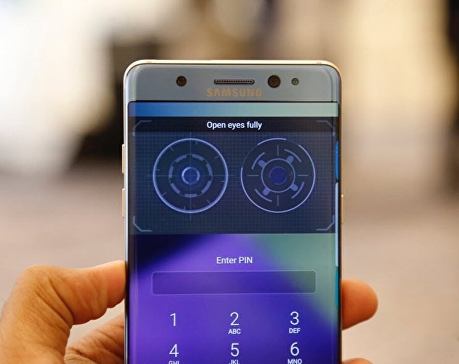 Ekran Kilidi 

                                    İris tarayıcısıyla Galaxy Note 7'de telefonunuza gözünüzü taratarak girebiliceksiniz. Note 7 bu özelliğiyle telefon dünyasında yeni bir akım başlatabilecek gibi.
                                