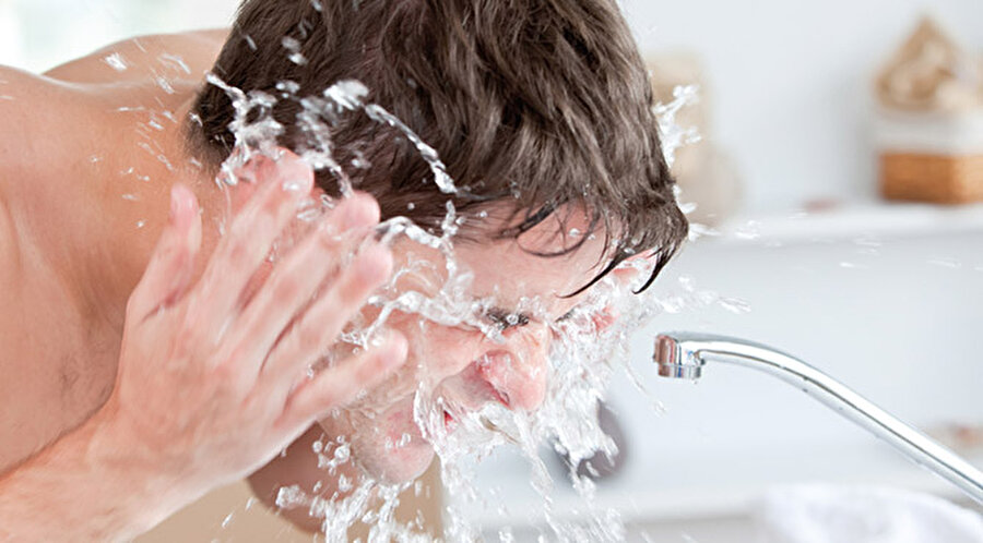Sık sık yüz yıkamayın

                                    
                                    
                                    
                                    
                                    Gün içinde en fazla 2 defa yüzünüzü yıkayın; sabah ve akşam birer defa yıkamak yeterli olacaktır. Sık sık yüz yıkamak, cildinizdeki yağı yok edeceğinden, cildin kurumasına ve tahrişe neden olur.
                                
                                
                                
                                
                                