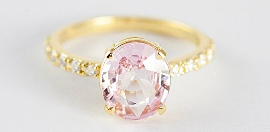 Masallardaki prensesler için 

                                    
                                    
                                    
                                    
                                    
                                    Şeftali tonlarındaki safir, tam bir prenses yüzüğü.
                                
                                
                                
                                
                                
                                