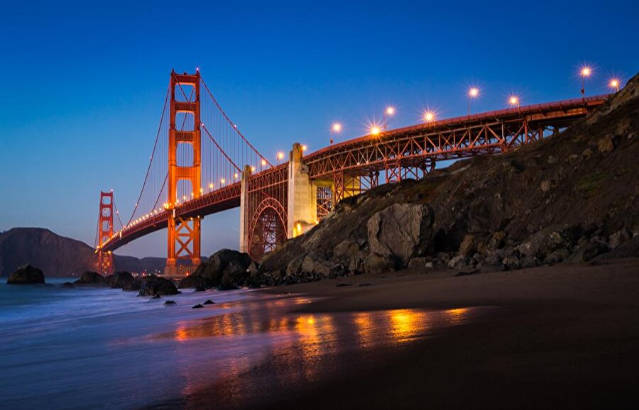 Golden Gate Bridge

                                    Golden Gate Bridge; ABD'nin San Francisco Körfezi'nin girişinde bulunan Golden Gate Boğazı üzerinde bulunan bir köprüdür. Dünyanın en uzun yedinci köprüsü olan Golden Gate; San Francisco'yu Marin County, Napa ve Sonoma Valley ile birleştiriyor.
                                