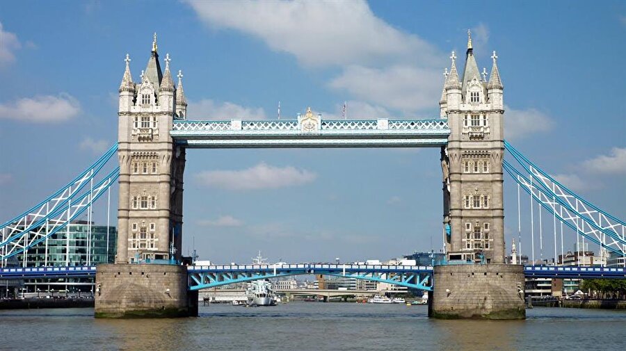 Tower Bridge

                                    İngiltere'nin başkenti Londra'daki Tower Bridge, Thames Nehri üzerinde bulunuyor. Açılır kapanır özelliğe sahip olan köprü aynı zamanda iki katlıdır. Köprü 1894 yılında kullanıma açıldı. 
                                