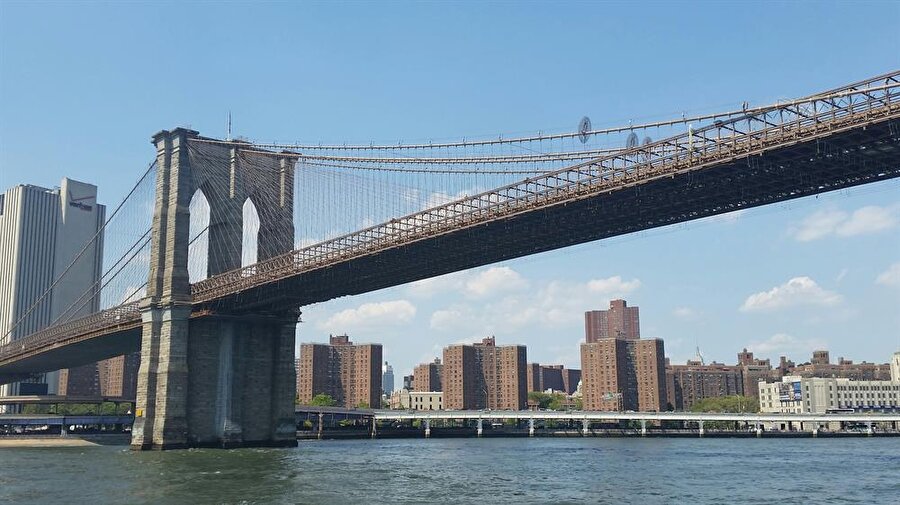 Brooklyn Bridge

                                    Yapımına 3 Ocak 1870 yılında başlanan köprü, New York Şehri'nde East River üzerinde Brooklyn ile Manhattan'ı birbirine bağlıyor. 24 Mayıs 1833'de hizmete açılan köprünün inşası sırasında 27 kişi öldü.
                                