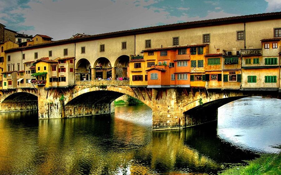 Ponte Vecchio

                                    Ponte Vecchio, İtalya'nın en meşhur köprüsüdür. Floransa'daki Arno Nehri üzerinde bulunan köprü 14. yüzyılda tamamlanmış. 
                                