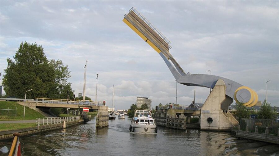 Slauerhoff Bridge

                                     

 Hollanda'nın Leeuwarden şehrinde bulunan köprü açılır kapanır özelliğe sahiptir. Açılır kapanır yapısı sebebiyle köprü, hem araba hem de tekne trafiğini dengeleyebiliyor.

                                
