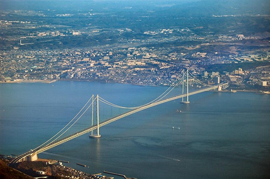 Akashi Kaikyo Bridge

                                     

 Kobe şehri ile Avaci adasını birbirine bağlayan, Akashi Kaikyo dünyanın en uzun asma köprüsüdür. 

                                