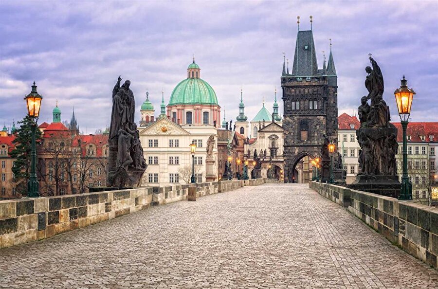  Charles Bridge

                                    Çek Cumhuriyeti'nin başkenti Prag'da bulunan köprü Vltava Nehri üzerine inşa edilmiş. 1357-1400 yılları arasında inşa edilen köprünün üzerinde 30 heykel bulunuyor.
                                