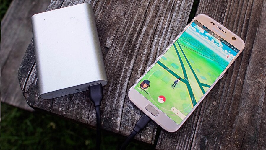 Uzun yürüyüşler için şarjınızı iyi kullanın
Oyun hem Android hem de İOS kullanılanlar için Google Maps'i kullanıyor. Bu yüzden Google Maps'den bulunduğunuz konumun haritasını indirin. Google Maps'i açın - Sağ alttaki hedef belirleme işaretine dokunun - Soldan profil kısmına gelin ve Ayarlar'a tıklayın -Çevirimdışı Alanlar'a gelin --- “+” işaretine bastıktan sonra yerel konumunuzu indirin.
Böylece telefonunuz boşu boşunu şarj yemiş olmayacak bu da size %30 civarında şarjdan tasarruf sağlayacak.