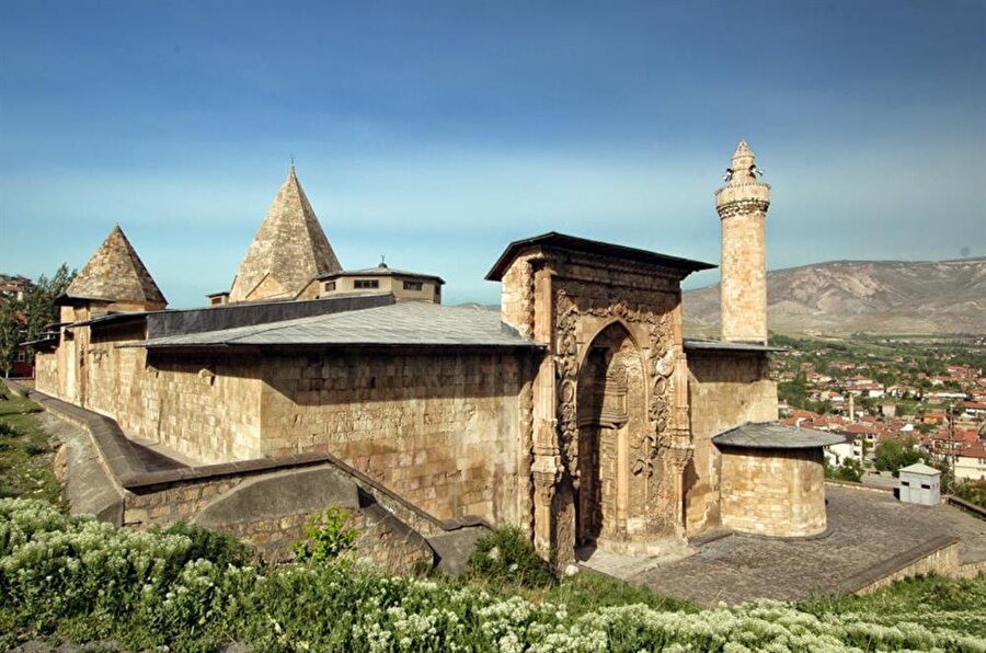 Divriği Ulu Camii ve Darüşşifası

                                    
	Sivas'ta bulunan Divriği Ulu Camii ve Darüşşifası, Anadolu Selçuklu Devleti'ne bağlı bir beylik olan Mengücek Beyliği döneminde inşa edilmiş eşsiz bir eserdir. Camiyi özel kılan, eserde on binlerce motif olmasına rağmen hiçbiri bir kendisini tekrar etmez. İslami mimarinin en önemli eserlerinden biri olan Divriği Ulu Camii ve Darüşşifası 1985 yılında UNESCO Dünya Miras Listesine alınmıştır.

                                