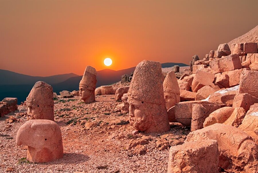 Nemrut Dağı

                                    Dünyanın 8. harikası olarak bilinen Nemrut Dağı, Adıyaman'da bulunur. Kommagene kralı Antiochus Theos'un imparatorluğunda yapılan kralın anıt mezarı ve tanrı heykelleri, Helenistik Dönemin en görkemli kalıntılarındandır.

 Nemrut Dağı 1987'de UNESCO tarafından Dünya mirası alanı ilan edilmiştir.

                                