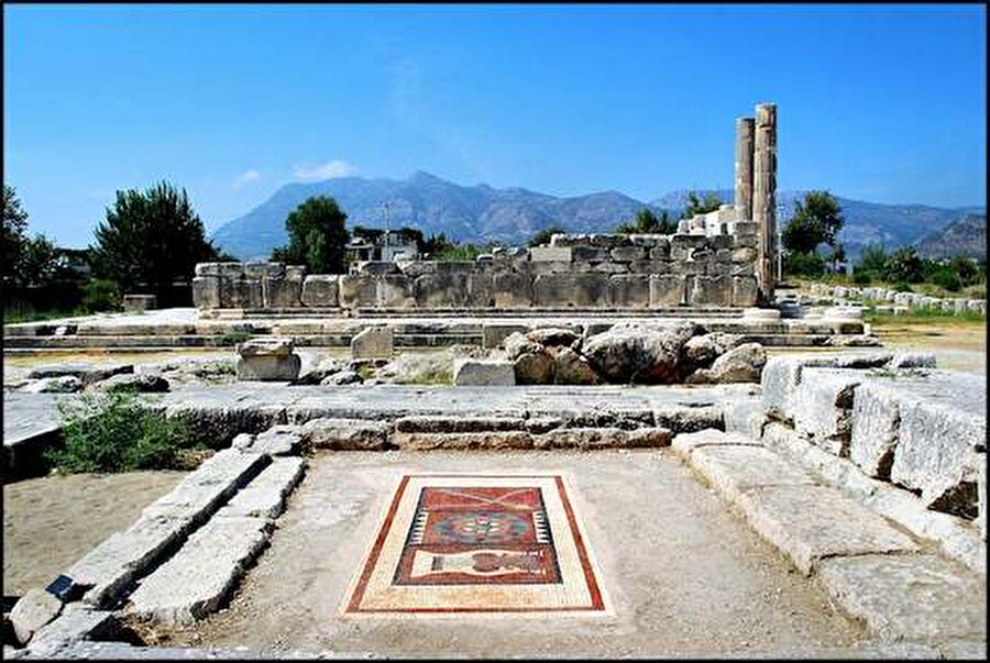 Ksantos ve Leton Antik Kentleri:

                                    Likyalıların başkenti olan Xanthos, antik çağda Likya'nın en büyük idari merkezi olarak bilinmekteydi. Letoon ise Antik dönemin önemli din merkezlerinden biriydi. Xanthos ve Letoon içerdikleri arkeolojik değerler açısından dünya mirasının önemli parçaları arasındadır.

 Her ikisi de 1988 yılında UNESCO Dünya Kültür Miras listesinde dahil edildi.

                                