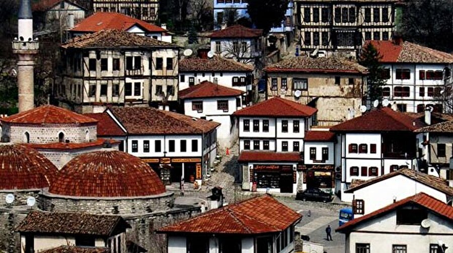 Tarihi Safranbolu Şehri

                                    13. yüzyılda kurulan Osmanlı şehri Safranbolu, Karabük'te bulunur. Türk kent mimarisi hakkında fikir veren şehir, Türk kentsel tarihinin bozulmamış bir örneğidir. 

 Osmanlı şehirleri ve kent mimarisi hakkında fikir veren şehir 1994 yılında UNESCO Dünya Miras Listesi'nde “Dünya Kenti” unvanını aldı.

                                