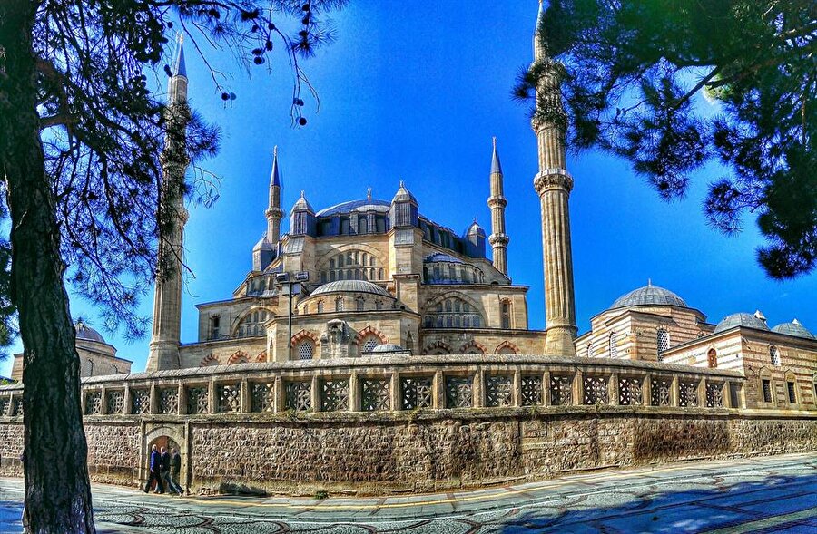 Selimiye Camii ve Külliyesi

                                    
	Edirne'de bulunan Selimiye Camii, Mimar Sinan'ın ustalık eseri olarak bilinir. Selimiye Cami Osmanlı'nın en etkileyici mimarilerinden biridir. Bu eşsiz eser 2011 yılında Dünya Mirası Listesi'ne girdi. 

                                
