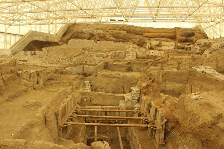 Neolitik Dönem Çatalhöyük Kalıntıları

                                    
	Konya'da bulunan Çatalhöyük dünyanın en eski yerleşim yerlerinden ve ilk tarımcı topluluklarından biridir. Tarihi M.Ö 7400 ve 6200 yılları arasına dayanan bu yerleşim bölgesi, güçlü sanatsal ve kültürel gelenekleri ile evrensel değer taşımaktadır.


	2012 yılında Çatalhöyük Kalıntıları'nın UNESCO tarafından Dünya Miras Listesi'ne dahil edilmesine karar verildi.

                                