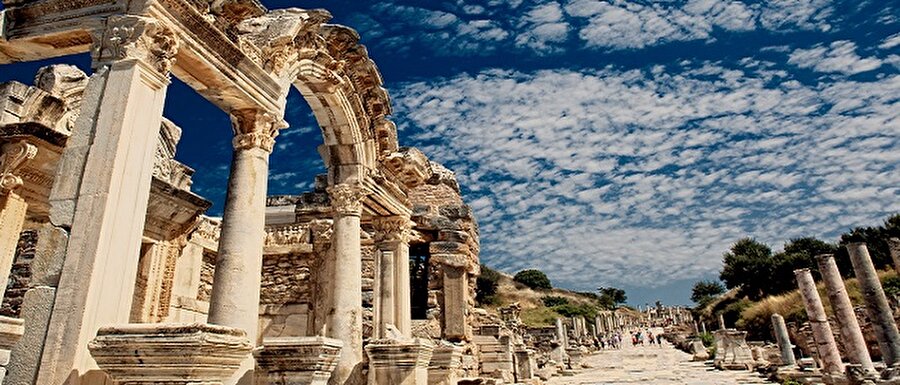 Efes Antik Kenti

                                    İzmir'in Selçuk ilçesinde bulunan Efes Antik Kenti Roma, Yunan ve Türk olmak üzere farklı medeniyetlere ev sahipliği yaptı ve bu dönemlerde uygarlık, bilim, kültür, ve sanat alanlarında merkezi oldu. Milattan önce kurulmuş olan bu yapı, Meryem Ana Evi'ne ev sahipliği de yapar. “Dünyanın Yedi Harikası”ndan biri olan Artemis Tapınağı da burada yer alır. 


	2015'te Unesco Kültür Mirasları Listesi'ne dahil oldu.

                                