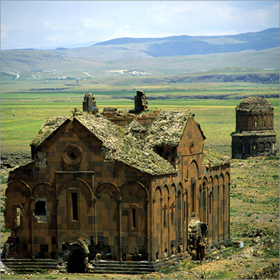 Ani Harabeleri 

                                    Kars'ta bulunan Ani harabeleri, M.Ö 300'lü yıllarda kurulduve aynı zamanda Ermenistan'ın başkentiydi. 11 yüzyılın başına kadar Bizans hakimiyetinde kaldıve 1064 yılında Selçuklu yönetimine girdi. İpek yolu üzerinde bulunmasından dolayı farklı kültürlere sahipliği yaptı.

Ani, farklı dönemlere ait eserleriyle 2016 yılında UNESCO Dünya Miras Listesi'nde yerini aldı.
                                