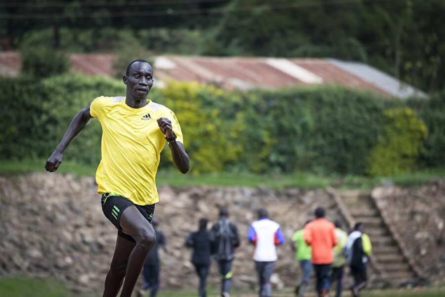 James Chiengjiek	 

                                    Doğum tarihi net olarak bilinmeyen James Chiengjiek'in 1987 ya da 1988'de dünyaya geldiği tahmin ediliyor. Güney Sudan doğumlu atletin babası bir askerdi. Chiengjiek'in babası 1999 yılında Sudan İç Savaşı sırasında öldürüldü. Chiengjiek, ardından Kenya'daki bir mülteci kampına sığındı Yetenekli atlete, 2014 yılında ise Birleşmiş Milletler Mülteciler Yüksek Komiserliği tarafından mülteci statüsü verildi.
                                