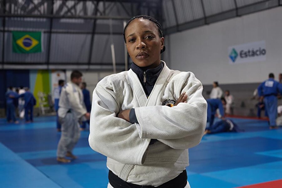 Yolande Mabika	

                                    Yolande Mabika, 1987'de Demokratik Kongo Cumhuriyeti'nde dünyaya geldi. Ülkesindeki iç savaş nedeniyle Kinşasa çocuk evinde büyüyen Mabika, Popole Misenga ile birlikte 2013 yılında Brezilya'nın ev sahipliğinde yapılan Dünya Judo Şampiyonası'na katıldı. Mabika da vatandaşı gibi Brezilya'ya sığınma talebinde bulundu. İki sporcu da üç yıldır Brezilya'da yaşıyor.
                                